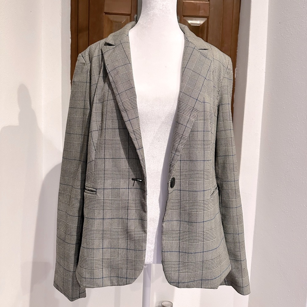 Relaxed plead blaser with inside lining